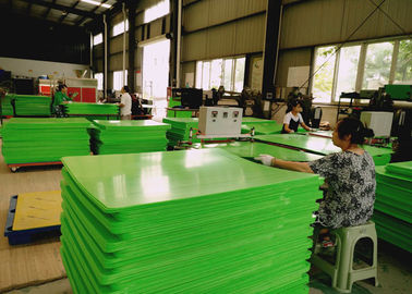 Eco Friendly Plastic Layer Pads On Pallets For Glass Bottles Transportation